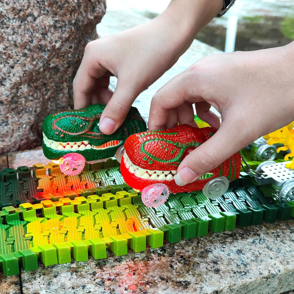 Šviečianti dinozaurų lenktynių trasa