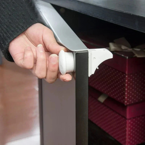 Magnetinė vaikų saugos spynų sistema spintelėms ir stalčiams
