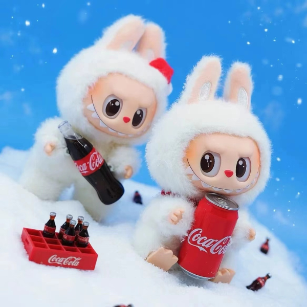 LABUBU „COCA-COLA“ kolekcijos riboto leidimo slapta dėžutė iš Pop Mart