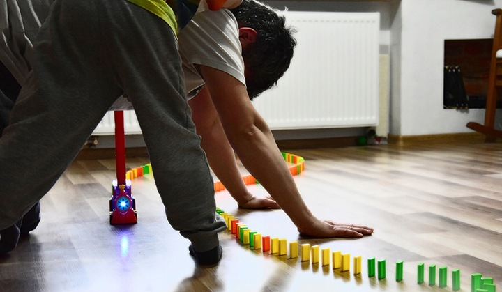 Automatinis domino kaladėlių traukinys